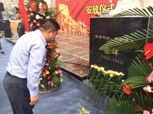 张志国董事长在陈辉烈士雕塑前鞠躬,敬献鲜花